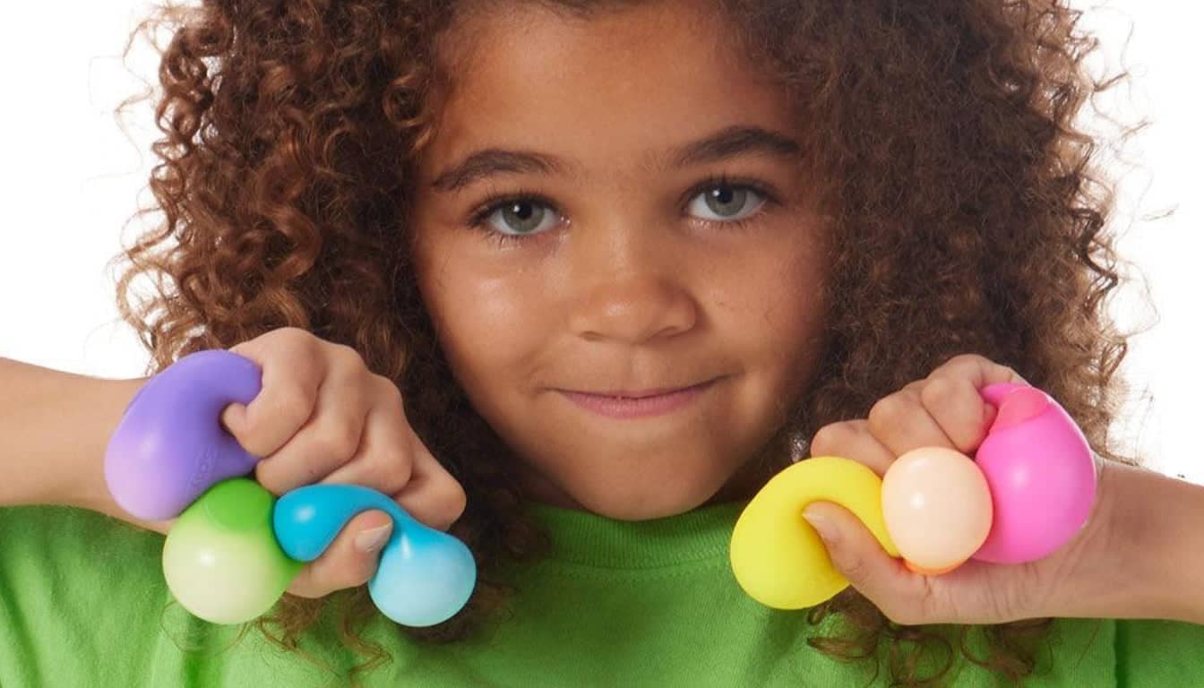 Kind spielt mit Needoh Knautschbällen – Anti-Stress Spielzeug für Kinder