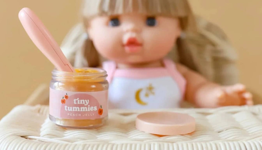 Puppen mit Retro Accessoires für Puppen, inklusive einem Marmeladenglas mit rosa Löffel