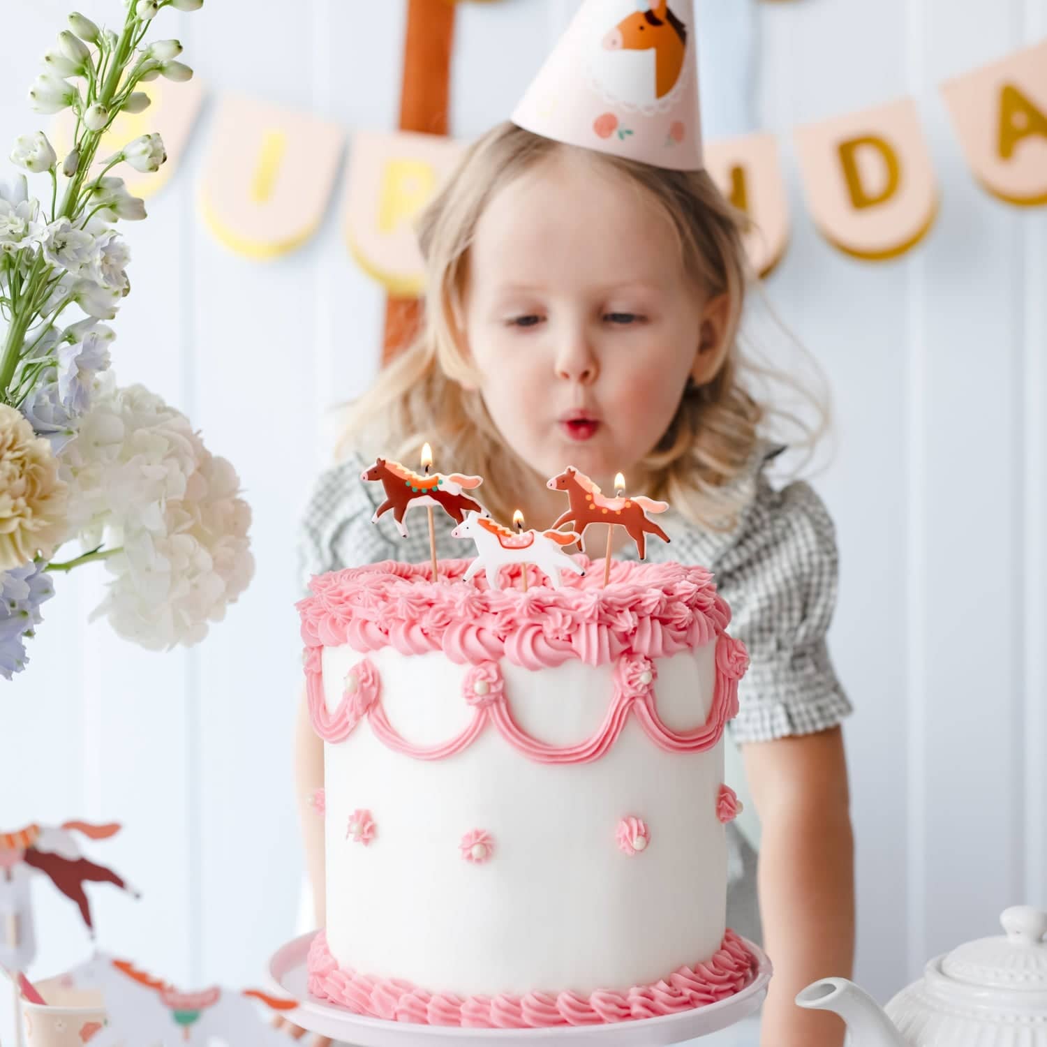 Bunte Dekoration und Partyzubehör für Kinder mit einer Geburtstagstorte und festlicher Stimmung