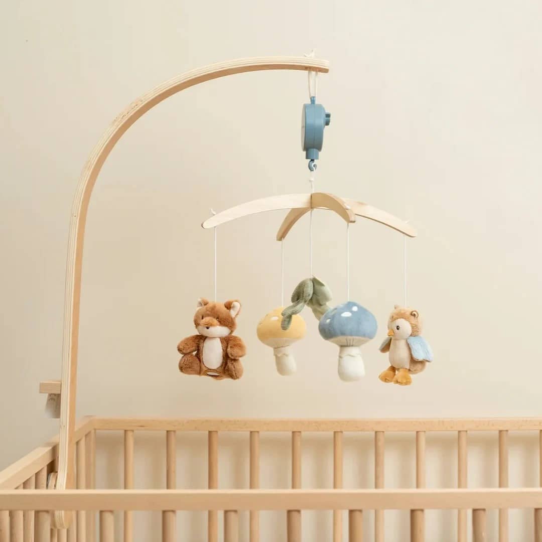 Karussells, Spieluhren und Lampen für Babys mit weichen Tier- und Pilzfiguren über dem Kinderbett