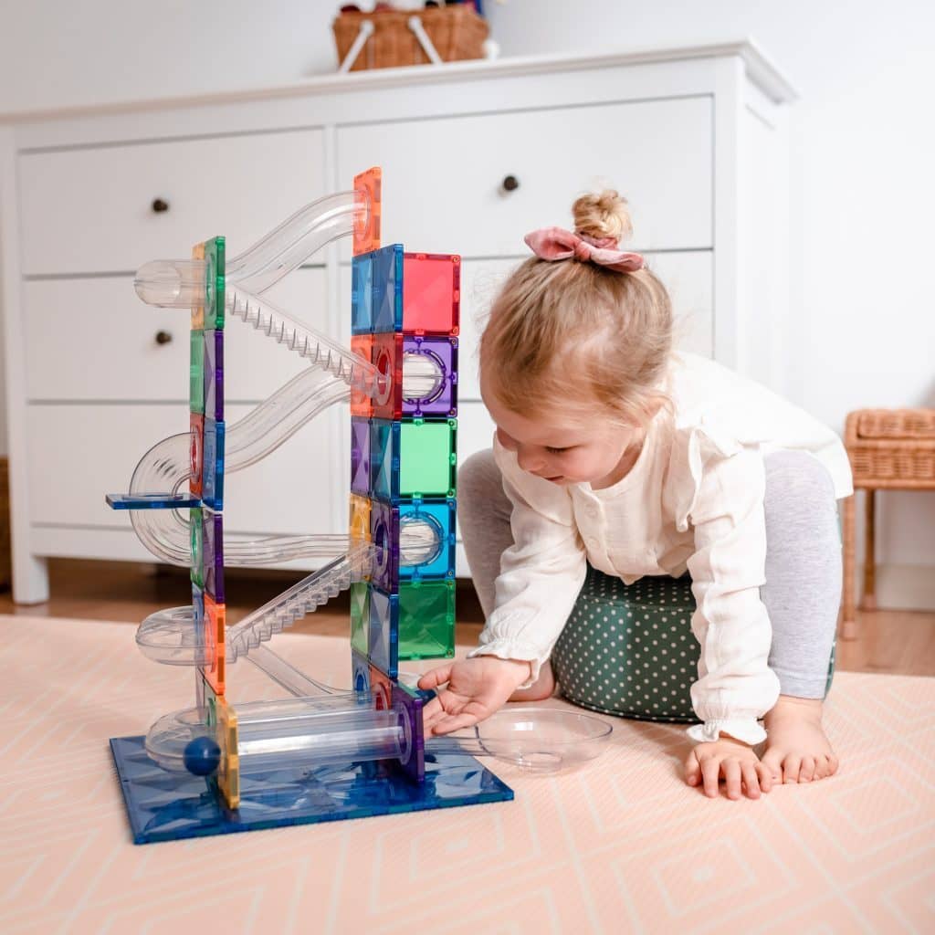 Kind spielt mit buntem Lernspielzeug ab 4 Jahren zur Förderung von Kreativität und Entwicklung