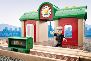 Bahnhof mit Fahrkartenautomat
