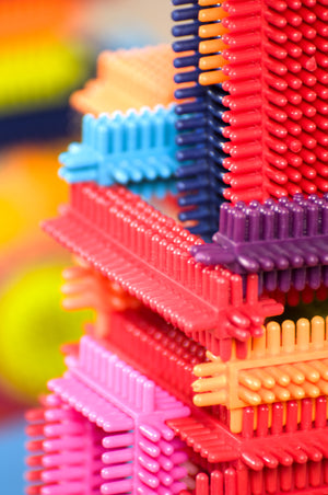 Stachelblöcke in einer Tasche – Bristle Block Stackadoos - tablude.com