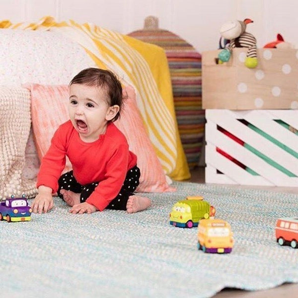 Trzy miękkie autka B. Toys - Wheeeels Mini z radiowozem - tablude.com