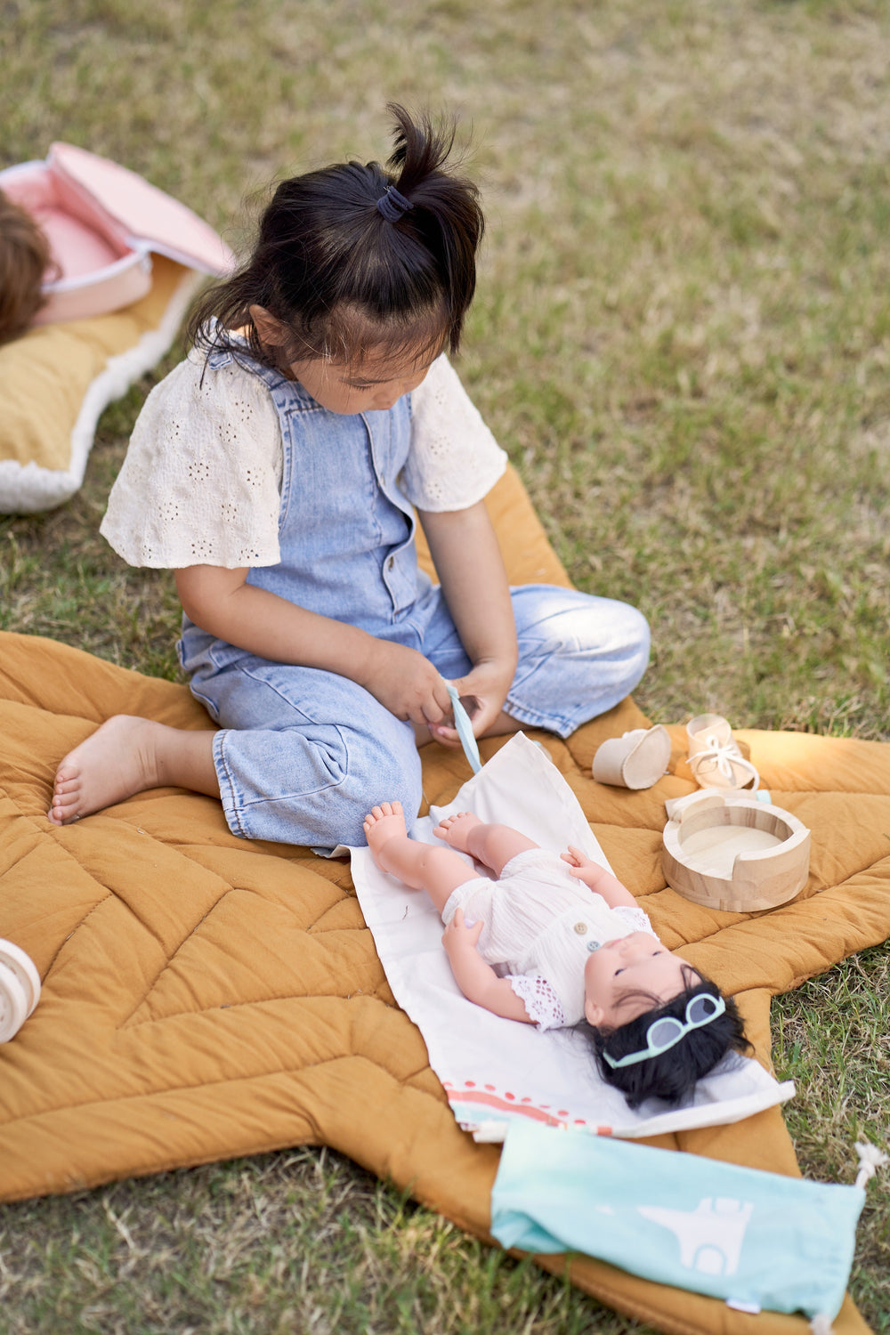Puppe Mädchen Doll – Asiatin mit Brille 38 cm