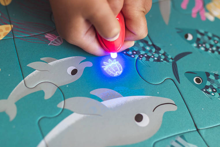 Leuchtendes Puzzle mit Mini-UV-Lampe – Ozean 24 Teile 3+ - tablude.com
