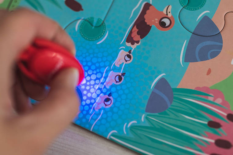 Leuchtendes Puzzle mit Mini-UV-Lampe – Wald 24 Teile 3+ - tablude.com