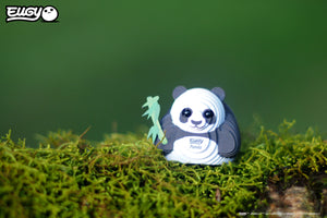 Eugy 3D Öko-Puzzle Panda aus umweltfreundlichem Material mit grüner Pflanze in der Hand