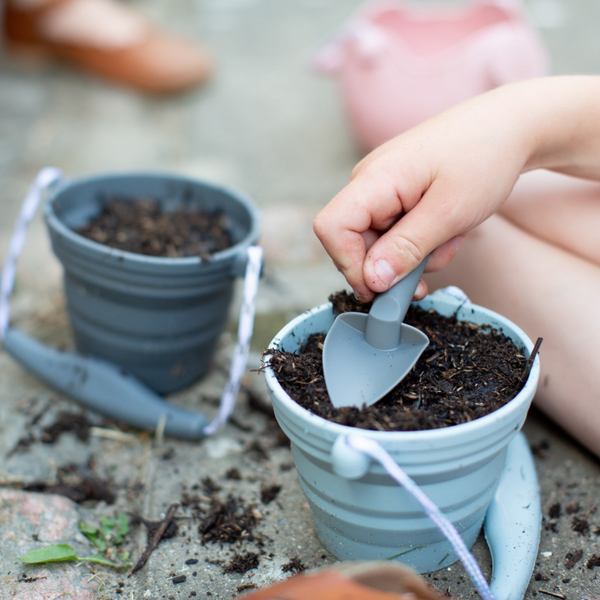 Mini-Silikoneimer mit Schaufel – Dunkelgrau - tablude.com