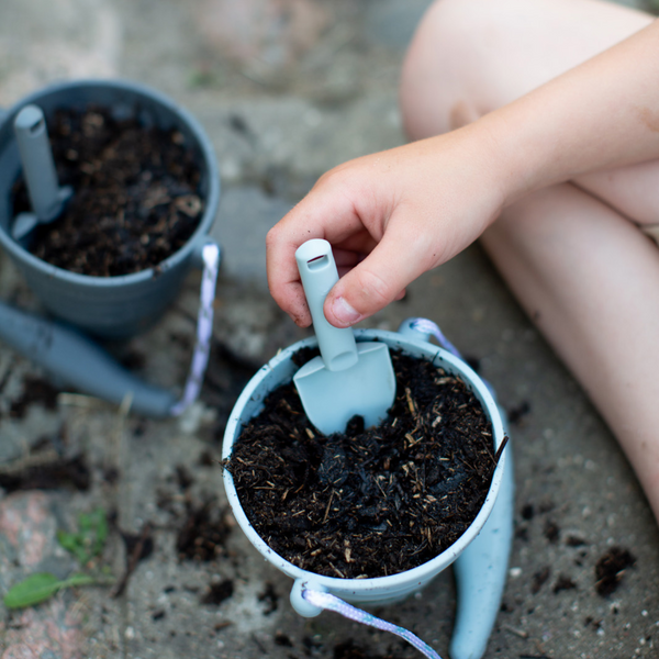 Mini-Silikoneimer mit Schaufel – Dunkeblau - tablude.com