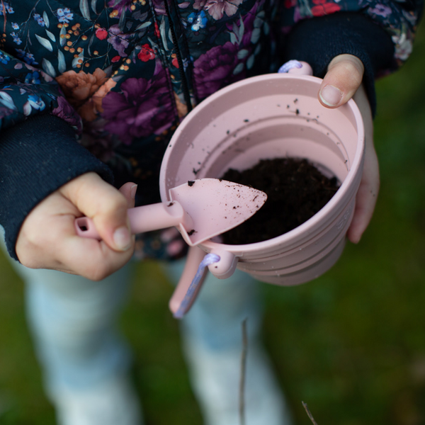 Mini-Silikoneimer mit Schaufel – Salbei - tablude.com