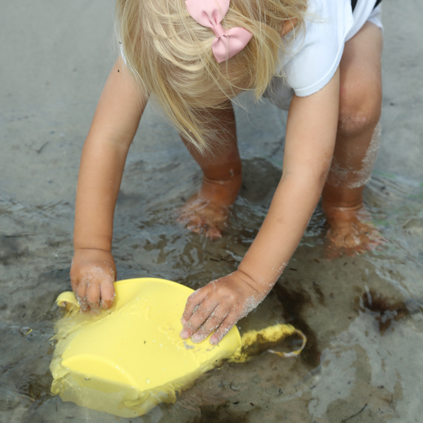 Zusammenklappbarer Eimer für Wasser und Sand – Pastellgelb - tablude.com
