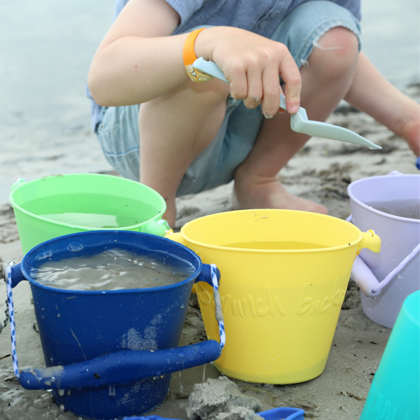 Zusammenklappbarer Eimer für Wasser und Sand – Pastellgelb - tablude.com