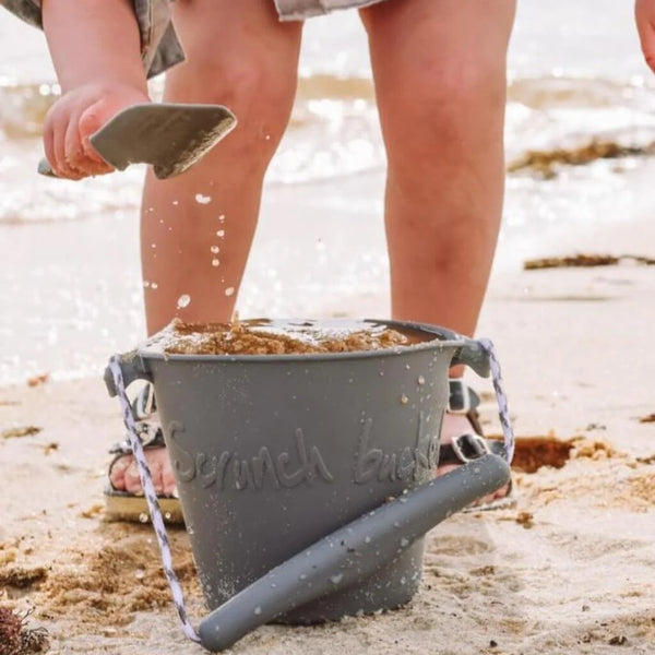 Zusammenklappbarer Eimer für Wasser und Sand – Dunkelgrau - tablude.com