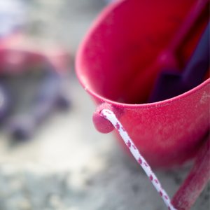 Zusammenklappbarer Eimer für Wasser und Sand – kirschrot - tablude.com