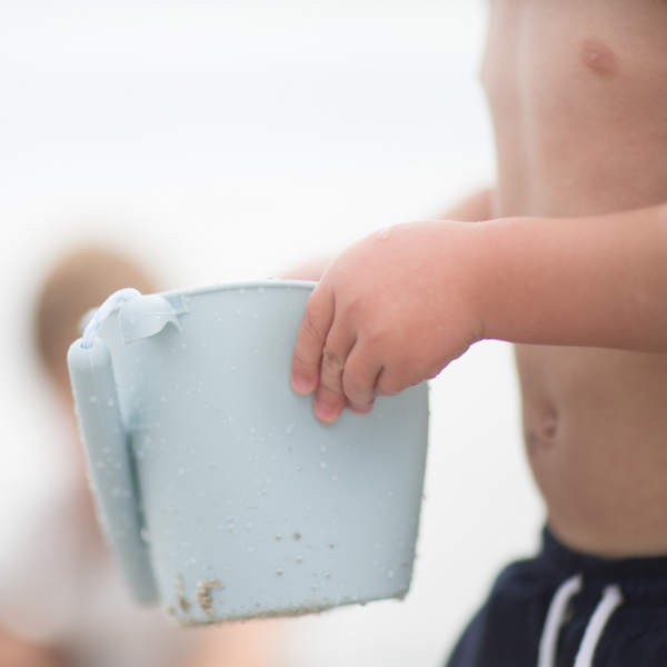Zusammenklappbarer Eimer für Wasser und Sand – Salbei - tablude.com