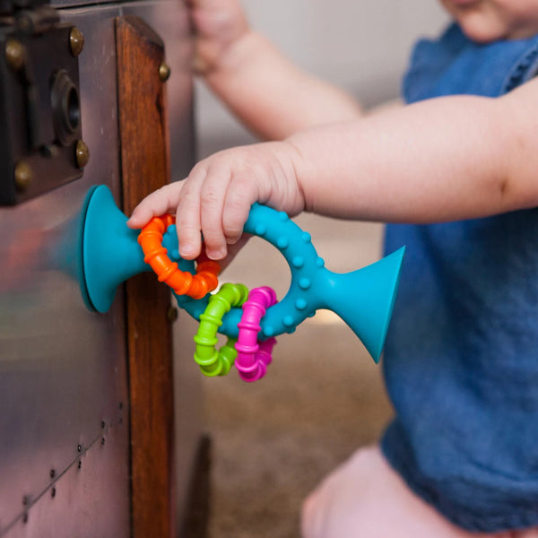 Rassel mit Saugnapf Pip Squigz Loops – Bobo Blue - tablude.com
