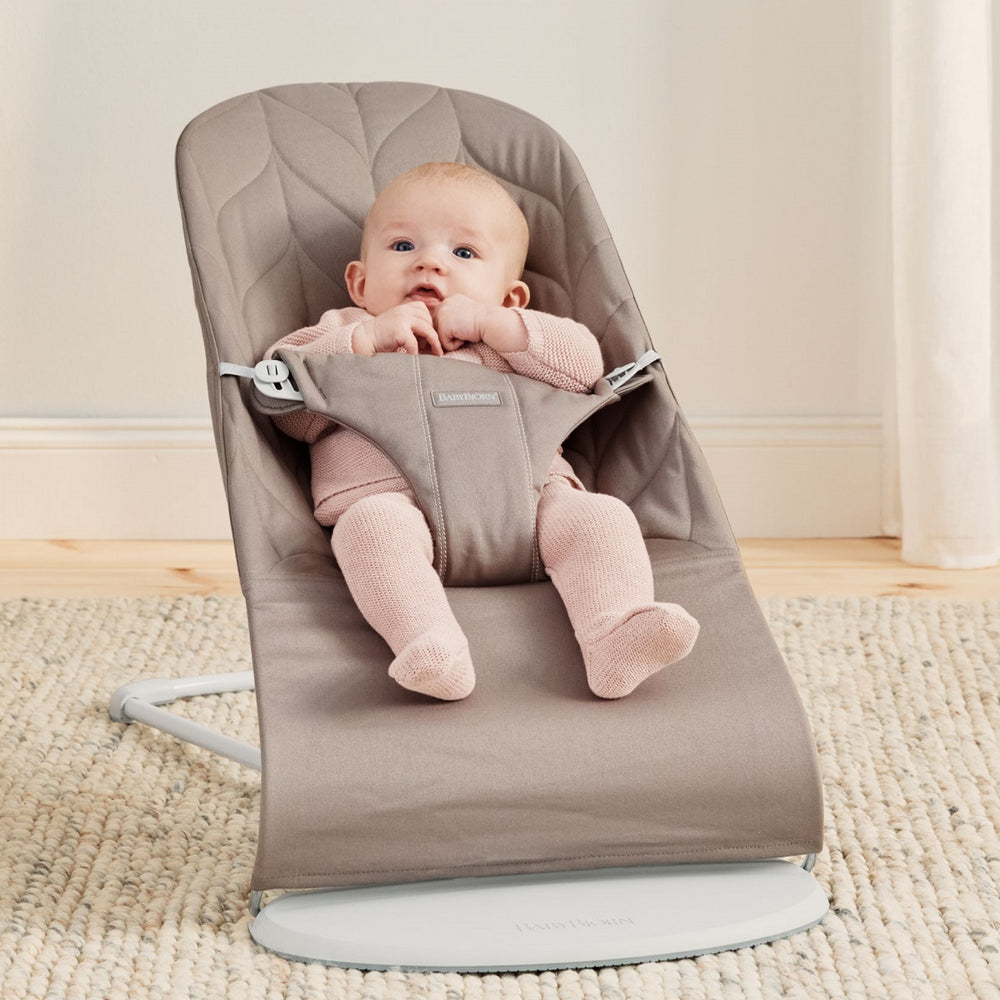 Babywippe BLISS WOVEN Petal Quilt – Sandgrau
