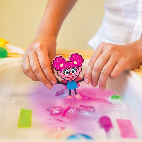 Badefigur Abby – Set mit zwei Sensorik-Würfeln, die im Wasser leuchten - tablude.com