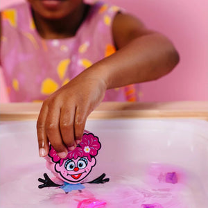 Badefigur Abby – Set mit zwei Sensorik-Würfeln, die im Wasser leuchten - tablude.com