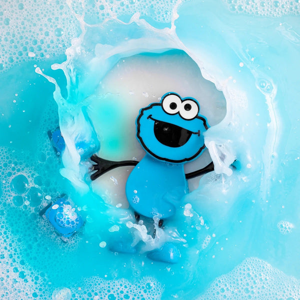 Badefigur Cookie Monster – Set mit zwei im Wasser leuchtenden Sensorikwürfeln - tablude.com
