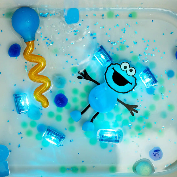 Badefigur Cookie Monster – Set mit zwei im Wasser leuchtenden Sensorikwürfeln - tablude.com