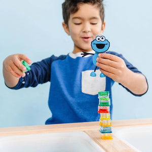 Badefigur Cookie Monster – Set mit zwei im Wasser leuchtenden Sensorikwürfeln - tablude.com