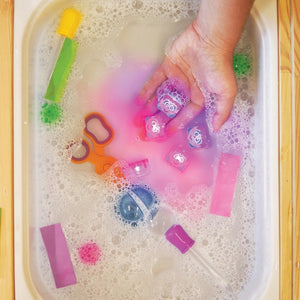 Sensorische Würfel, die im Wasser leuchten Abby – rosa/lila - tablude.com
