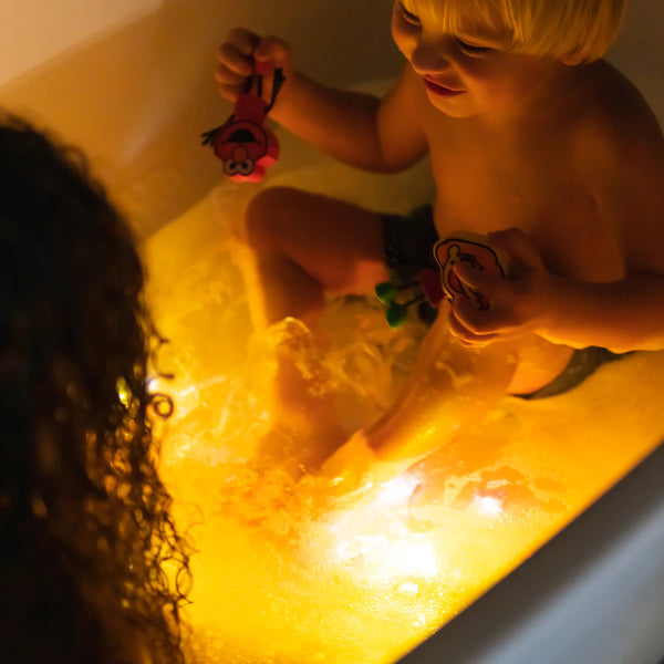 Badefigur Julia – Set mit zwei Sensorik-Würfeln, die im Wasser leuchten - tablude.com