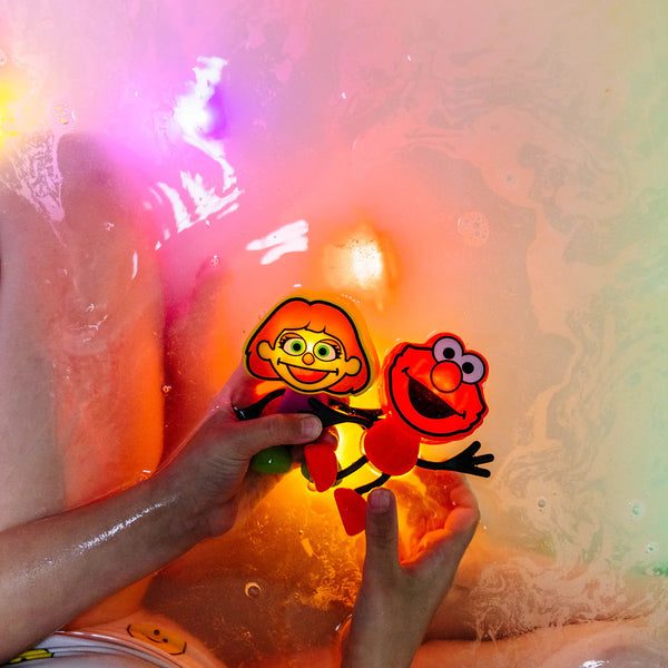 Badefigur Julia – Set mit zwei Sensorik-Würfeln, die im Wasser leuchten - tablude.com