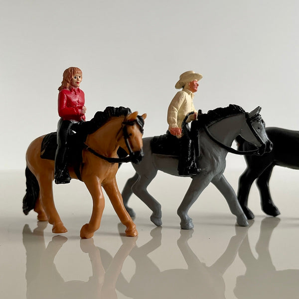 Figurenset in einer Tube TOOB – Pferde mit Reitern - tablude.com