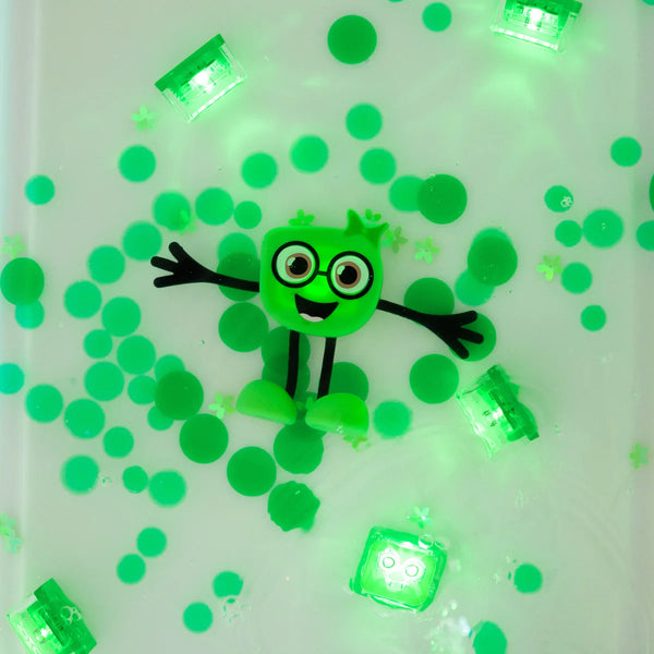 Badefigur Pippa – Set mit zwei Sensorikwürfeln, die im Wasser leuchten - tablude.com