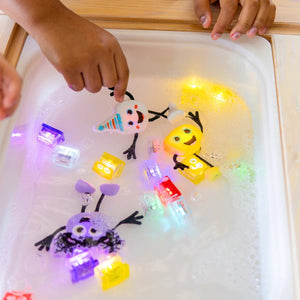 Badefigur Party Pal – Set mit zwei im Wasser leuchtenden Sensorikwürfeln - tablude.com