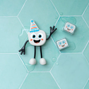 Badefigur Party Pal – Set mit zwei im Wasser leuchtenden Sensorikwürfeln - tablude.com