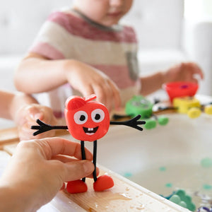 Badefigur Sammy – Set mit zwei im Wasser leuchtenden Sensorikwürfeln - tablude.com