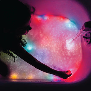 Badefigur Sammy – Set mit zwei im Wasser leuchtenden Sensorikwürfeln - tablude.com