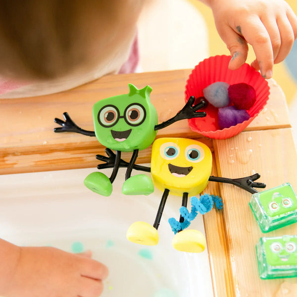 Badefigur Sammy – Set mit zwei im Wasser leuchtenden Sensorikwürfeln - tablude.com