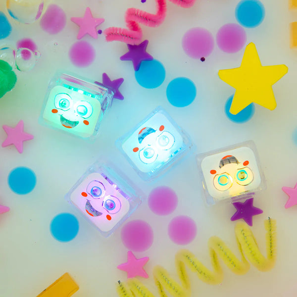 Badefigur Sammy – Set mit zwei im Wasser leuchtenden Sensorikwürfeln - tablude.com