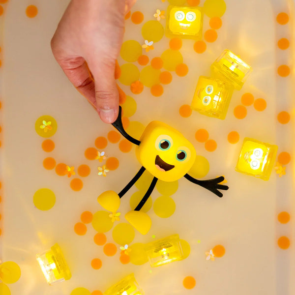 Badefigur Alex – Set mit zwei im Wasser leuchtenden Sensorikwürfeln - tablude.com
