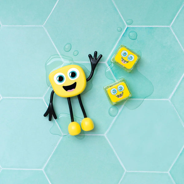 Badefigur Alex – Set mit zwei im Wasser leuchtenden Sensorikwürfeln - tablude.com