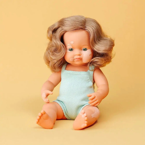 Puppe Mädchen Colourful Edition Doll – Europäerin dunkelblond mit Albinismus 38 cm
