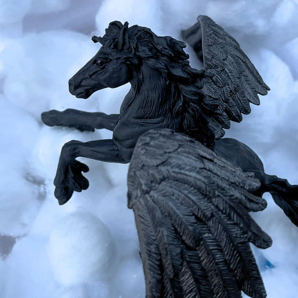 Figur – Schwarzes Pferd mit Flügeln - tablude.com