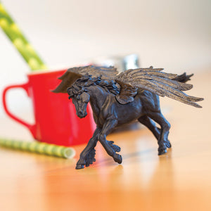 Figur – Schwarzes Pferd mit Flügeln - tablude.com