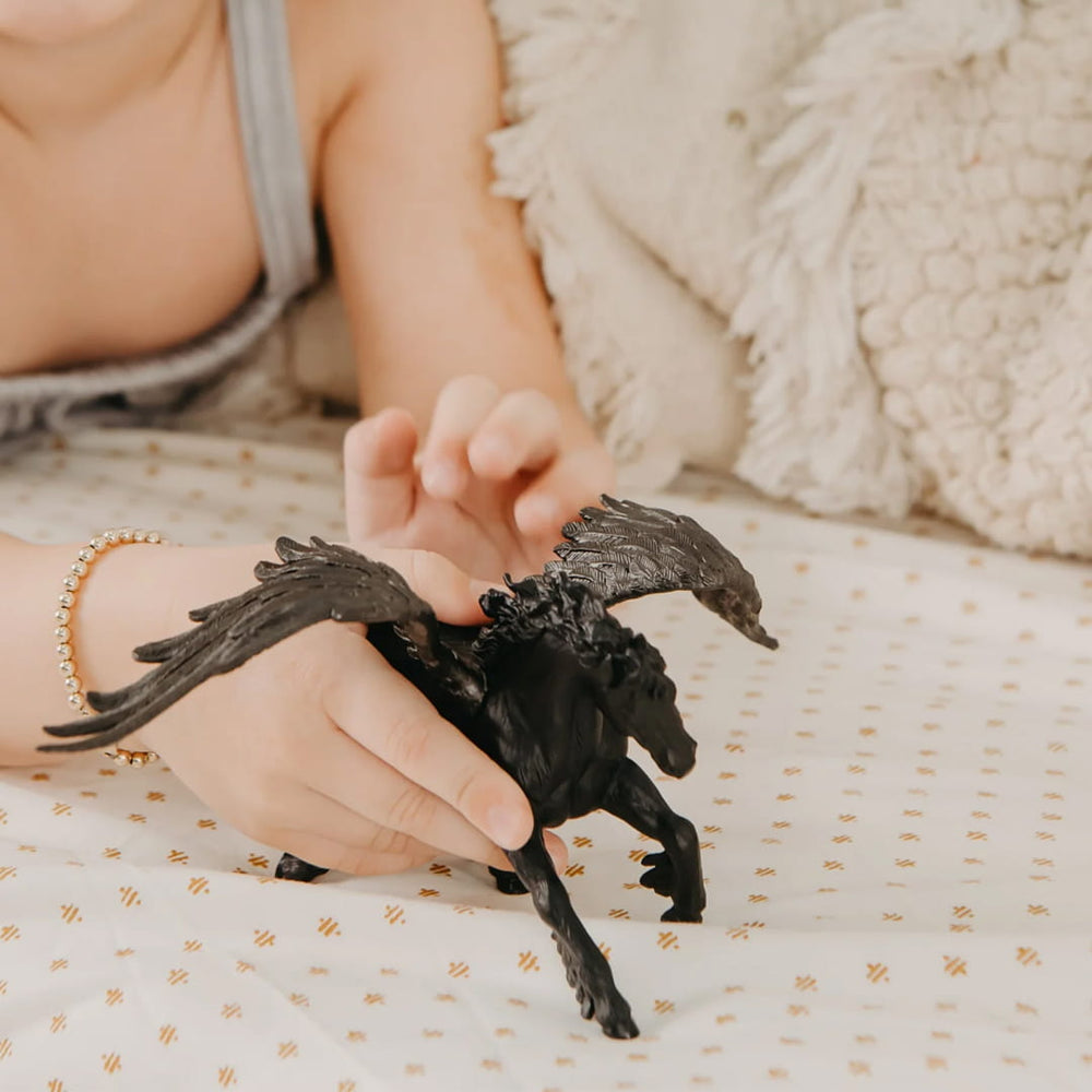 Figur – Schwarzes Pferd mit Flügeln - tablude.com