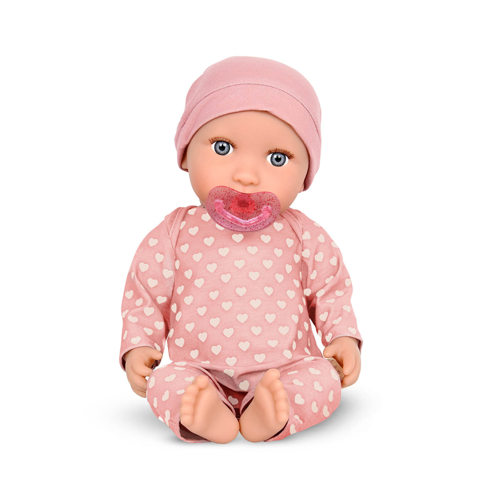 Babypuppe mit Schnuller im Pyjama mit Herzchen und Mütze