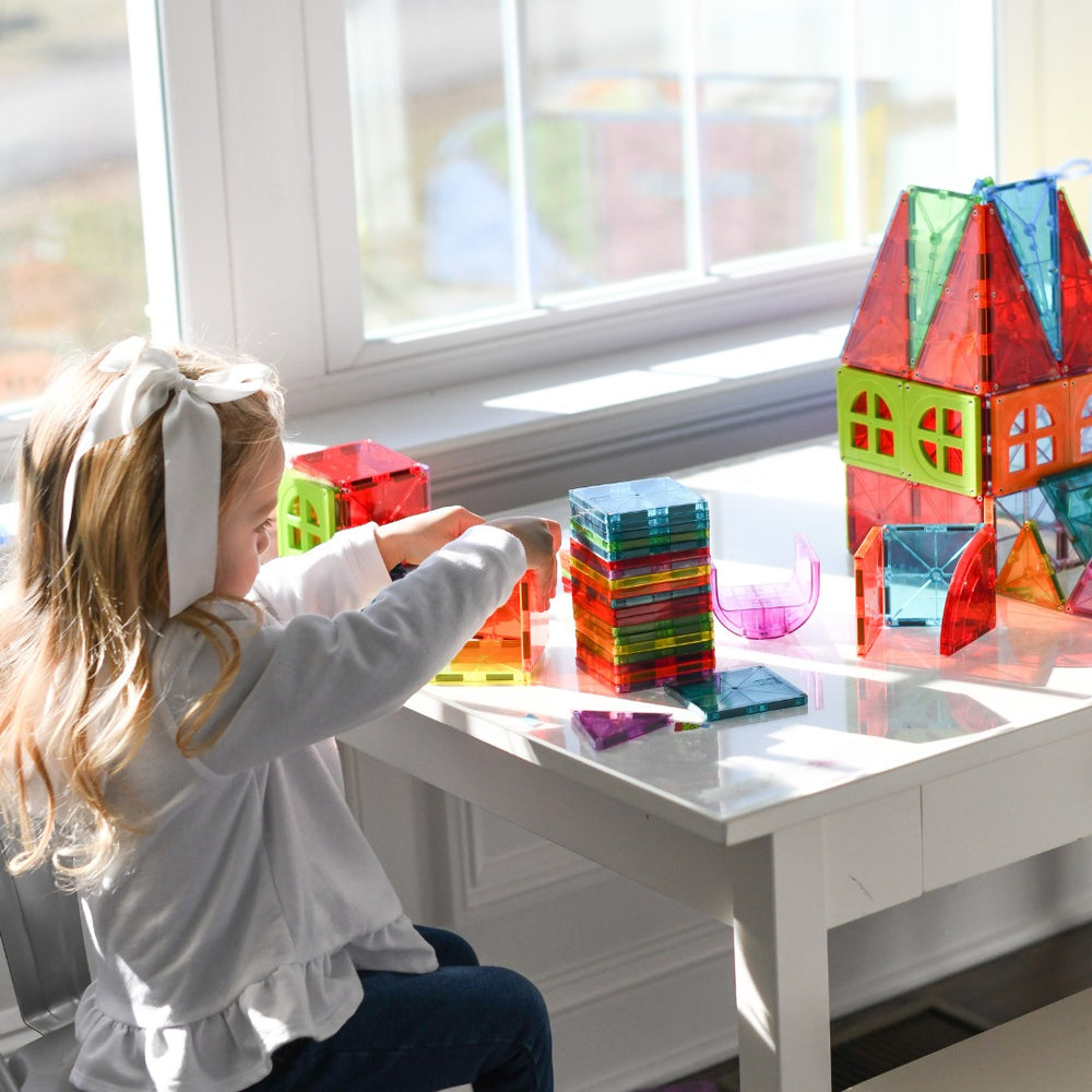 Magnetbausteine Kinder im 110-teiligen Magna-Tiles Metropolis Set für kreatives Spielen