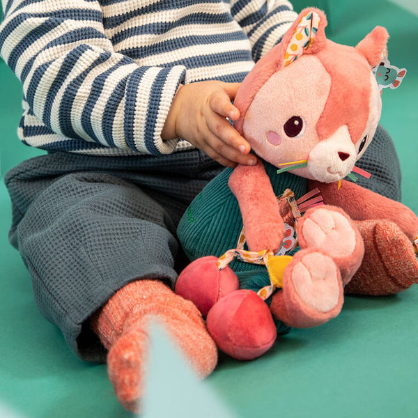 Multifunktionales Aktivitätsspielzeug zum Kuscheln – Katze Jeanne 9 m+