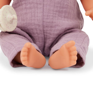 Babypuppe mit Schnuller im lila Musselinoutfit mit Stirnband
