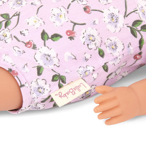 Babypuppe mit Babynest im Blümchenoutfit