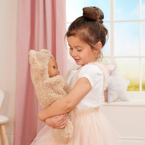 Babypuppe mit Teddyschlafsack im Pyjama
